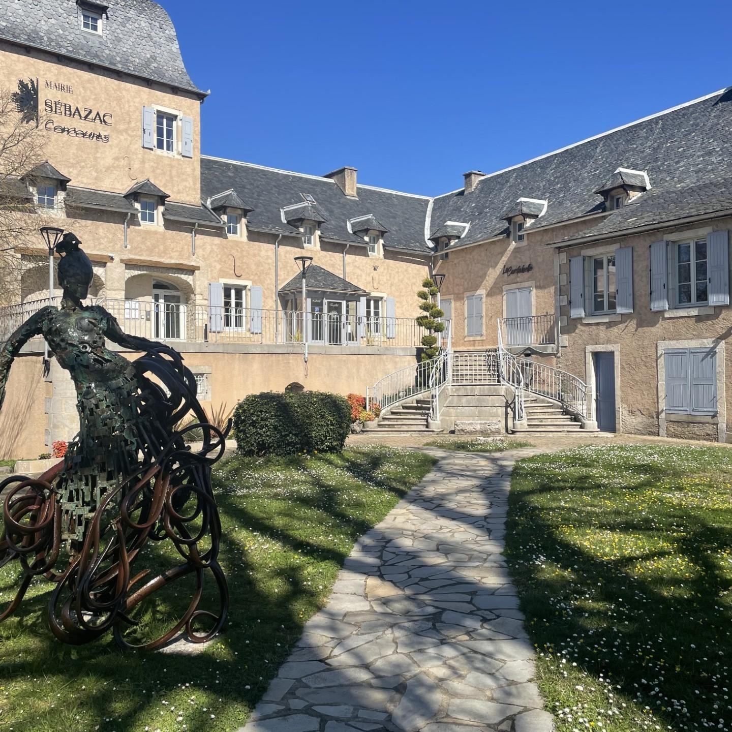 Cour de la mairie de Sébazac-Concourès où se trouve le cabinet de Valérie Veyries